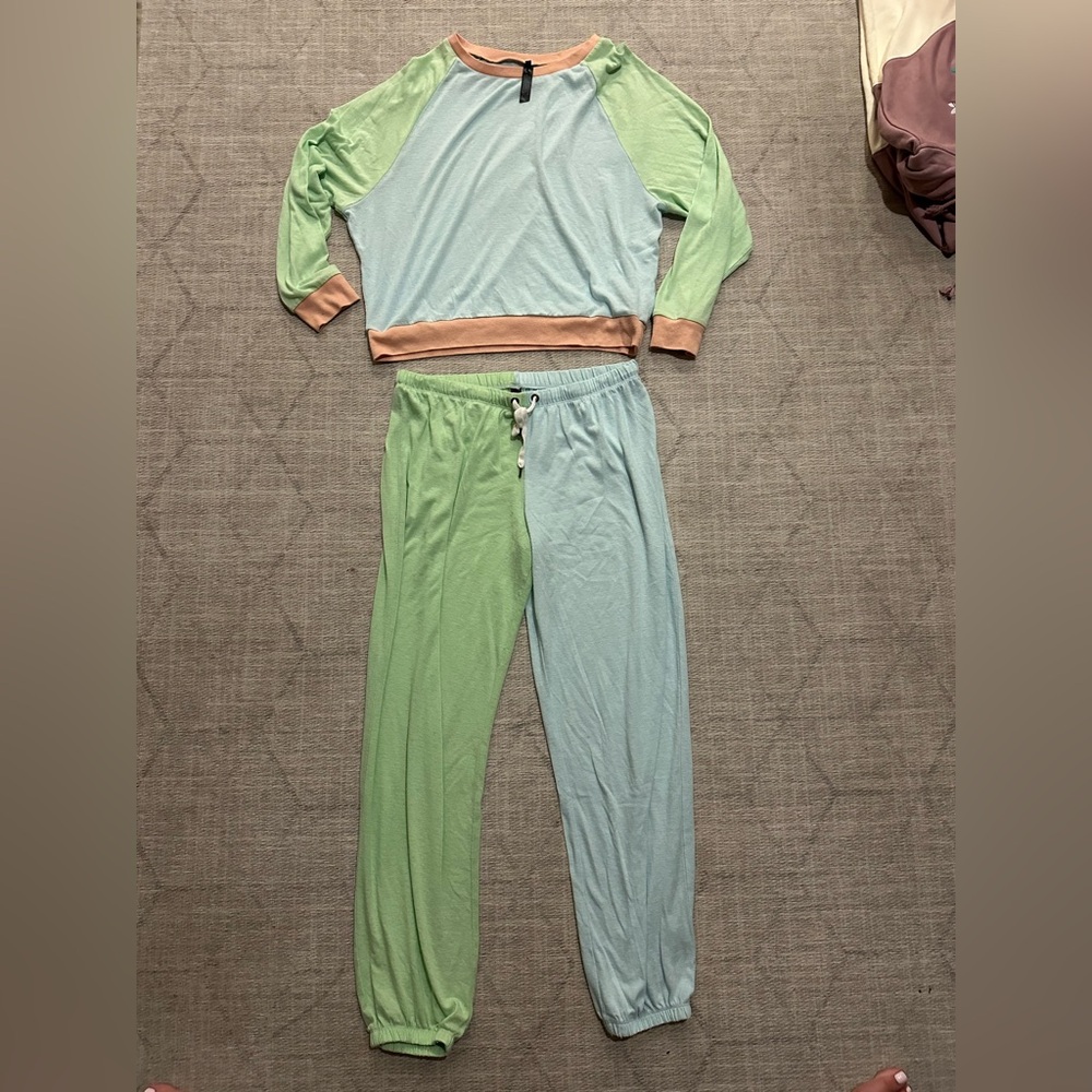 Loungewear set in Green and blue and light pink